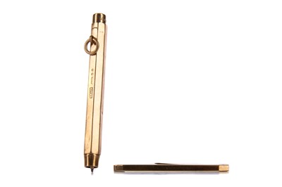 Lot 1092 - A NINE CARAT GOLD PROPELLING PENCIL AND BAR BROOCH