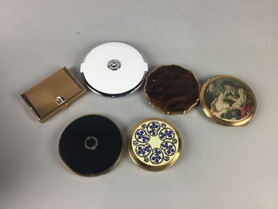 Lot 449 - A COLLECTION OF COSTUME JEWELLERY AND COMPACTS