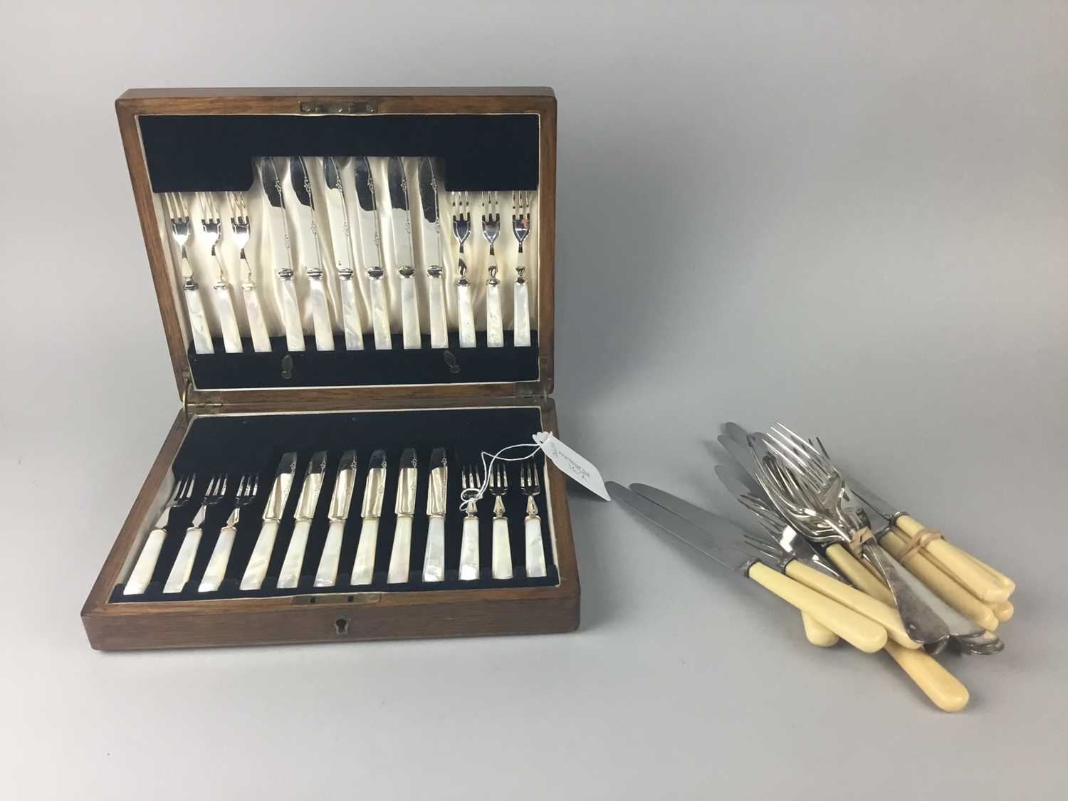 Lot 162 - A SET OF TWELVE SILVER PLATED FRUIT KNIVES AND FORKS