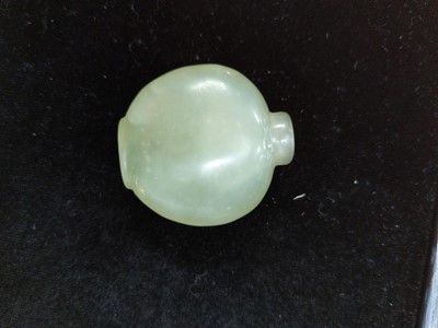 Lot 1816 - A CHINESE JADE SNUFF BOTTLE