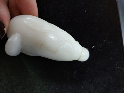 Lot 1816 - A CHINESE JADE SNUFF BOTTLE