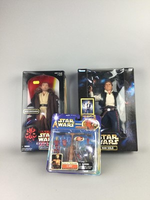 Lot 592 - A COLLECTION OF TEN STAR WARS FIGURES AND MODELS