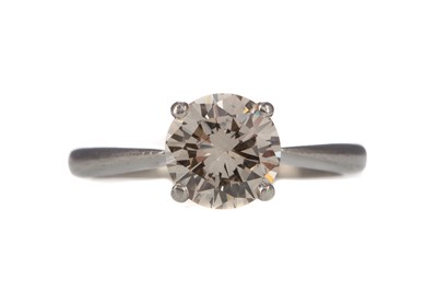 Lot 1433 - A DIAMOND SOLITAIRE RING