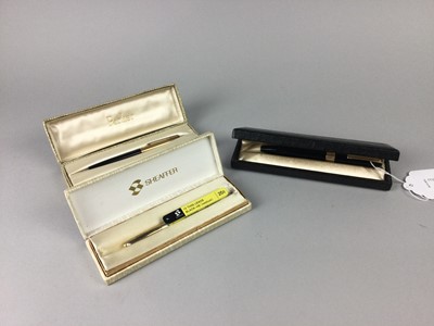 Lot 565 - A VINTAGE SHEAFFER FOUNTAIN PEN ALONG WITH TWO OTHER PENS