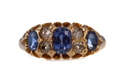 Lot 1528 - A SAPPHIRE AND DIAMOND RING