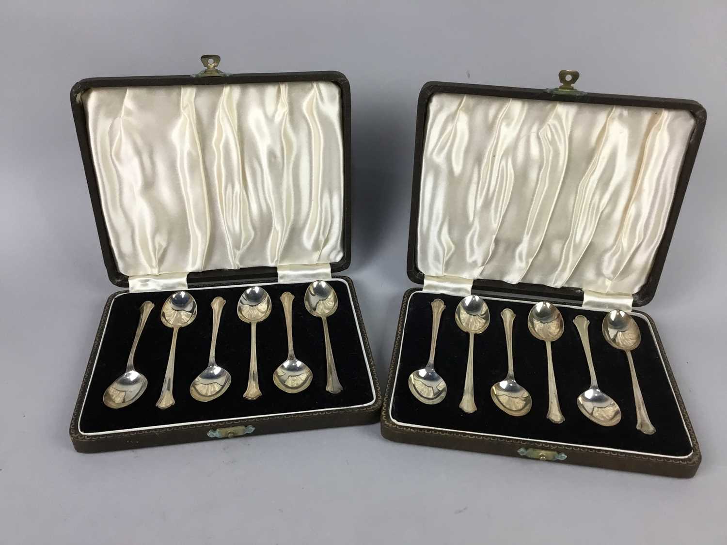 Lot 30 - A LOT OF TWO CASED SETS OF SILVER TEASPOONS