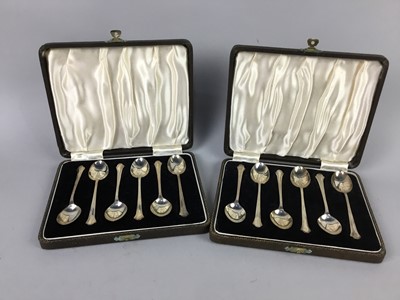 Lot 30 - A LOT OF TWO CASED SETS OF SILVER TEASPOONS