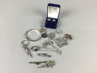 Lot 20 - A SCOTTISH SILVER AND PEBBLE BROOCH AND OTHER SILVER JEWELLERY