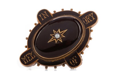 Lot 1358 - A VICTORIAN MOURNING BROOCH