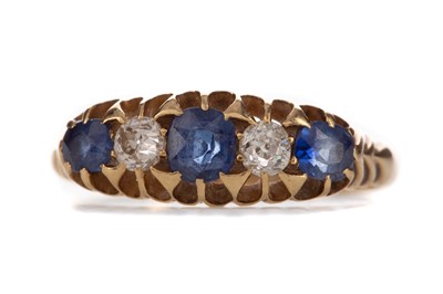 Lot 1483 - A SAPPHIRE AND DIAMOND RING