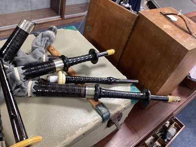 Lot 594 - A SET OF EARLY TO MID-20TH CENTURY BAGPIPES