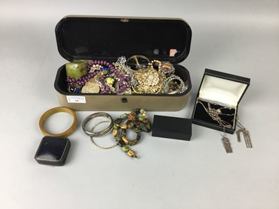 Lot 14 - A COLLECTION OF COSTUME JEWELLERY