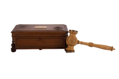 Lot 1152 - A EARLY 20TH CENTURY LAUNCH HAMMER IN CASE