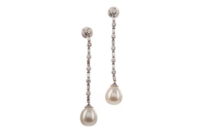 Lot 1517 - A PEARL AND DIAMOND NECKLACE AND EARRINGS