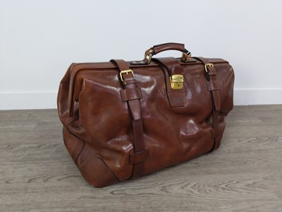 Lot 104 - A STITCHED LEATHER HOLDALL