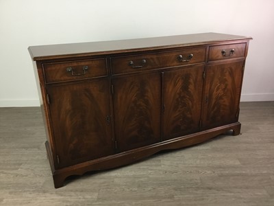 Lot 222 - A REPRODUCTION MAHOGANY DINING SUITE