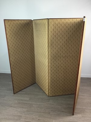 Lot 275 - A 20TH CENTURY MAHOGANY FOUR FOLD SCREEN