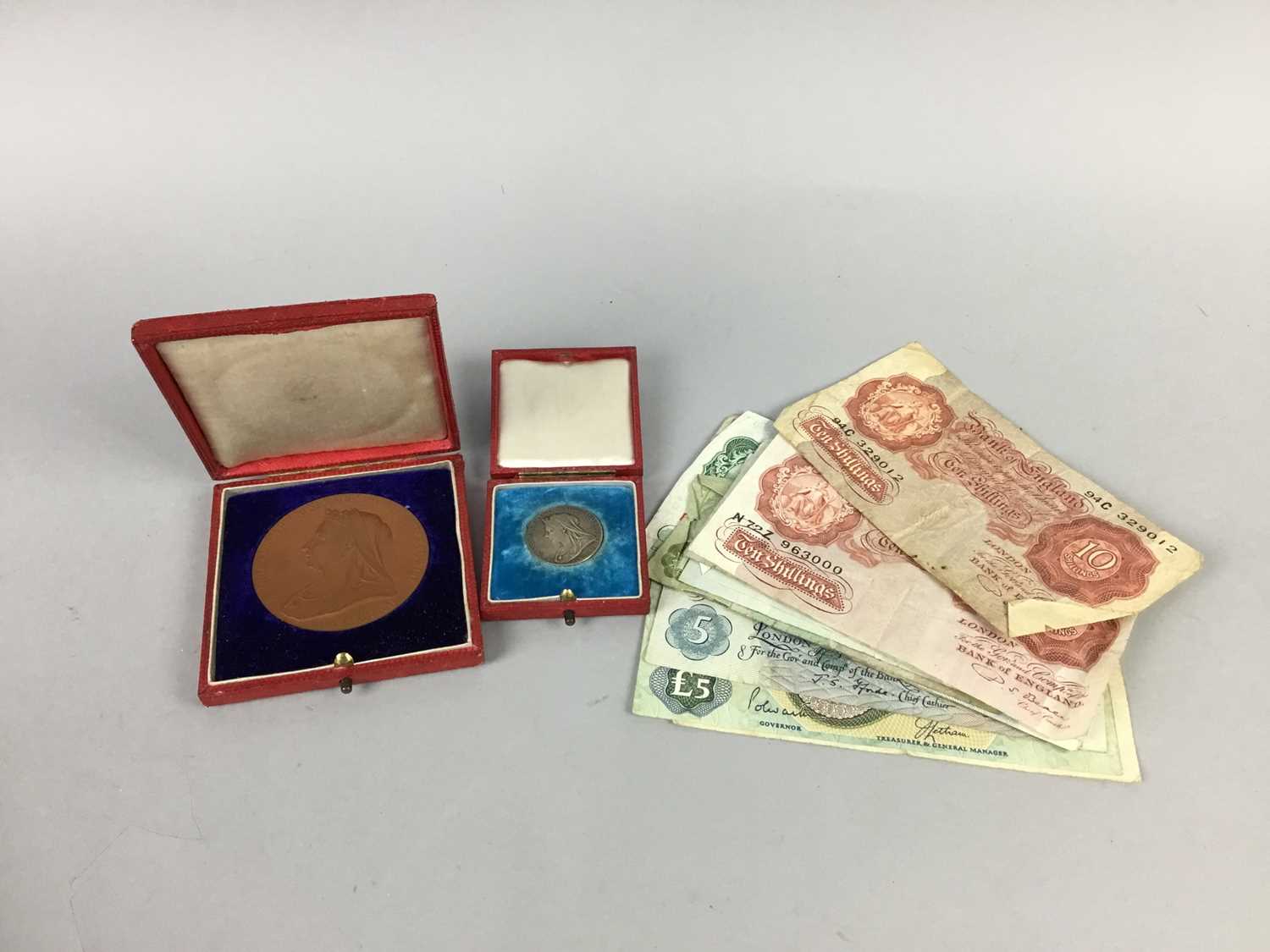 Lot 249 - A VICTORIAN BRONZE COIN AND OTHER COINS AND BANKNOTES