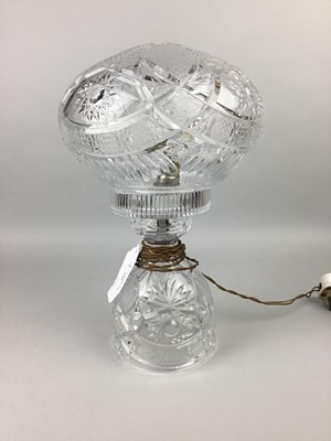 Lot 256 - A CRYSTAL MUSHROOM SHAPED TABLE LAMP AND OTHER CRYSTAL AND GLASS WARE