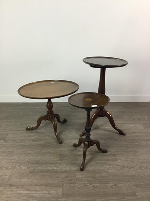 Lot 324 - AN EARLY 20TH CENTURY MAHOGANY WINE TABLE AND TWO OCCASIONAL TABLES