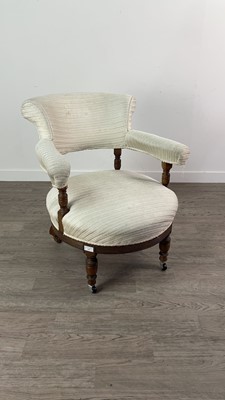 Lot 325 - AN EARLY 20TH CENTURY TUB CHAIR