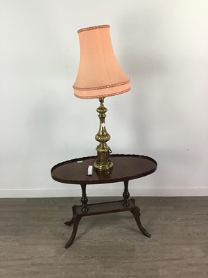 Lot 153 - A REPRODUCTION MAHOGANY OCCASIONAL TABLE ALONG WITH A TABLE LAMP