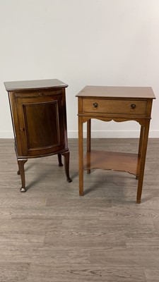 Lot 319 - A MAHOGANY BEDISDE CUPBOARD, BEDSIDE TABLE AND A LLOYD LOOM BEDSIDE CUPBOARD