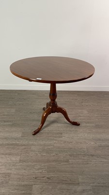 Lot 315 - A MAHOGANY TILT TOP CIRCULAR SUPPER TABLE