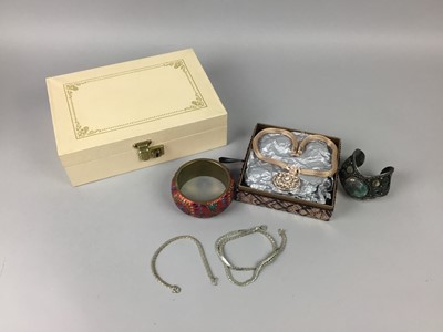 Lot 171 - A COLLECTION OF COSTUME JEWELLERY