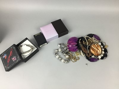 Lot 171 - A COLLECTION OF COSTUME JEWELLERY