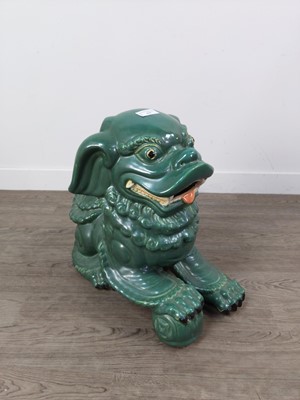 Lot 425 - A 20TH CENTURY CHINESE FOE DOG