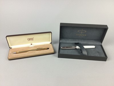 Lot 360 - A PARKER FOUNTAIN PEN WITH 18 CARAT GOLD NIB ALONG WITH A CROSS PEN