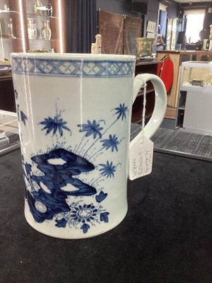 Lot 1047 - A CHINESE 18TH CENTURY EXPORT PORCELAIN MUG