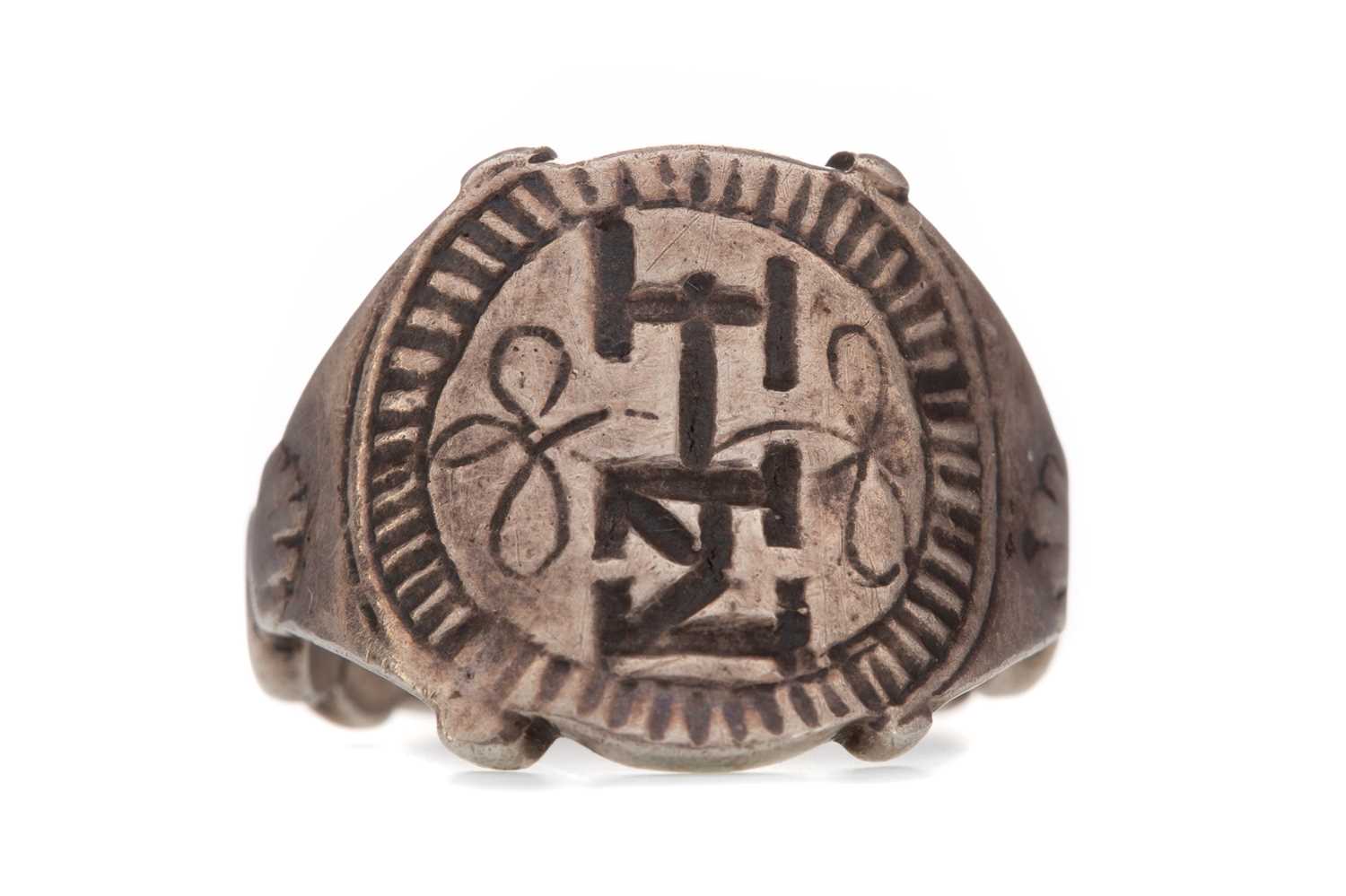 Lot 418 - A COMMEMORATIVE SILVER DARNLEY MARY QUEEN OF SCOTS RING