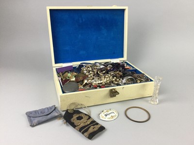 Lot 367 - A COLLECTION OF COSTUME JEWELLERY