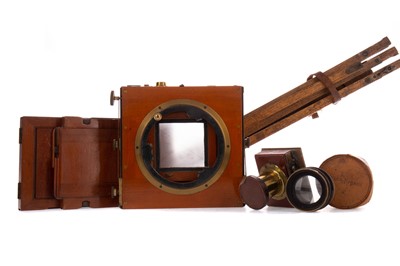 Lot 605 - A LATE 19TH/EARLY 20TH CENTURY HALF-PLATE CAMERA