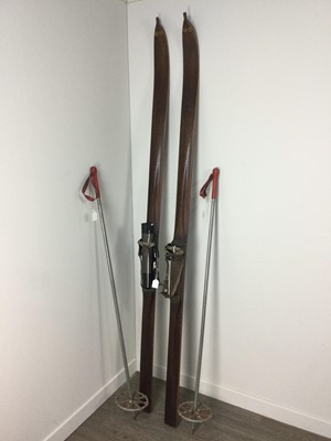 Lot 445 - AN EARLY 20TH CENTURY PAIR OF WOOD AND BRASS NIPPLE TIP SKIS WITH POLES