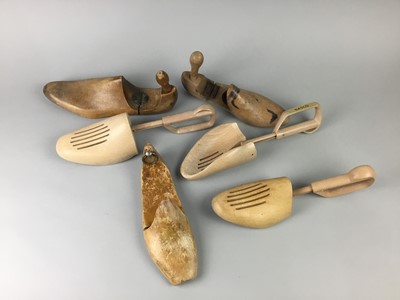 Lot 555 - A LARGE LOT OF SHOE LASTS