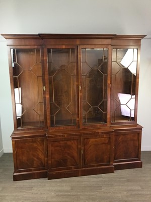 Lot 539 - A MAHOGANY BREAKFRONT BOOKCASE