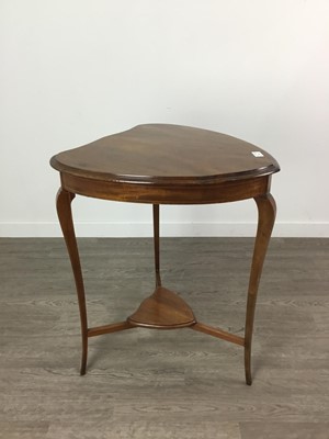 Lot 547 - AN EDWARDIAN INLAID MAHOGANY HEART SHAPED TABLE