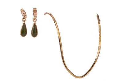 Lot 454 - A GOLD NECKLACE AND PAIR OF EARRINGS