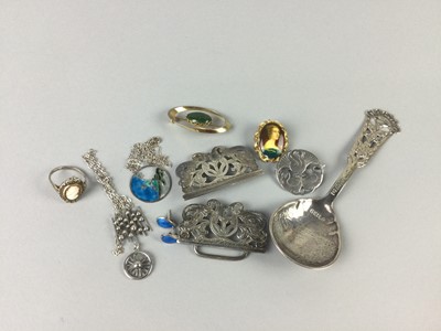 Lot 567 - A COLLECTION OF COSTUME JEWELLERY