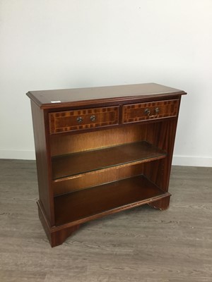 Lot 583 - A REPRODUCTION MAHOGANY BOOKCASE