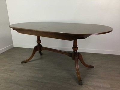 Lot 584 - A REPRODUCTION MAHOGANY D-ENDED DINING TABLE WITH FOUR CHAIRS