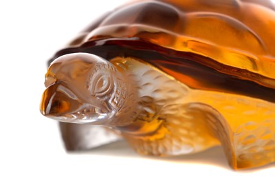 Lot 286 - A LALIQUE CLEAR AND AMBER GLASS SEA TURTLE