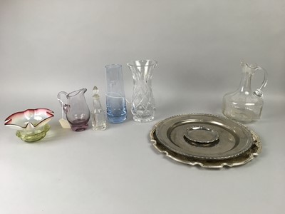 Lot 515 - A VICTORIAN ETCHED GLASS WINE JUG ALONG WITH OTHER GLASS AND CRYSTAL WARE