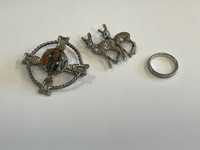 Lot 30 - A DEER MOTIF BROOCH, A SCOTTISH AGATE BROOCH, DIAMOND WEDDING BAND AND OTHER ITEMS