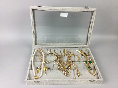 Lot 607 - A COLLECTION OF GILT METAL AND OTHER COSTUME JEWELLERY