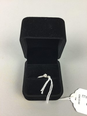 Lot 614 - A DIAMOND SOLITAIRE RING