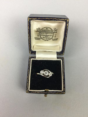 Lot 602 - A DIAMOND THREE STONE RING